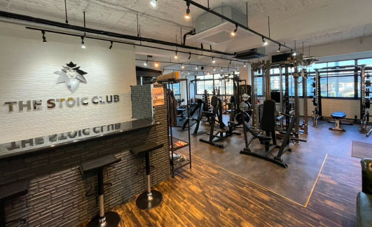 鏡張りのスタジオ