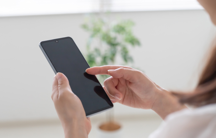 スマホで予約している様子